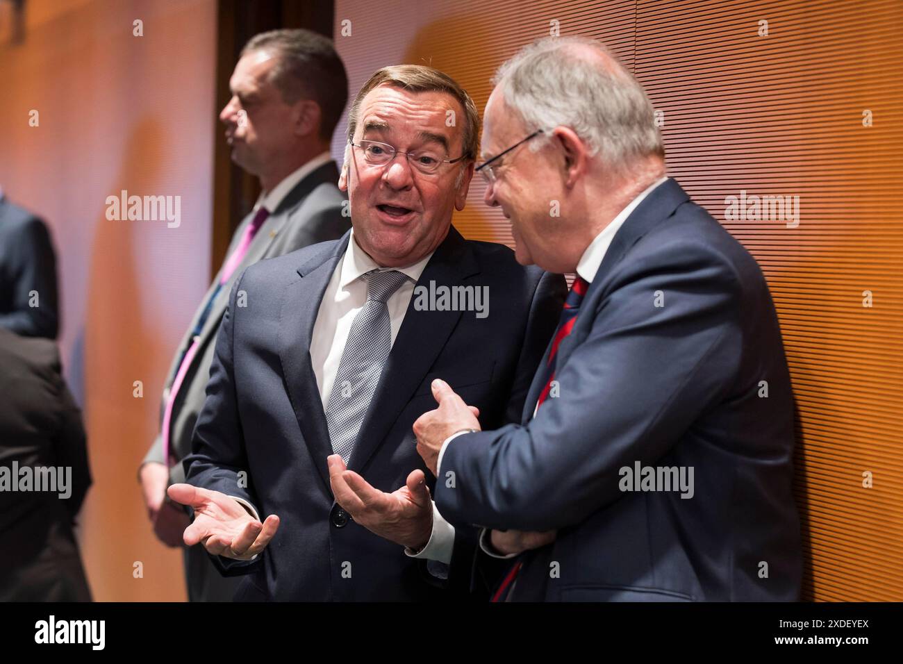 Boris Pistorius (Ministro federale della difesa, SPD) e Stephan Weil (Ministro-Presidente della bassa Sassonia, SPD) in conversazione davanti al Foto Stock