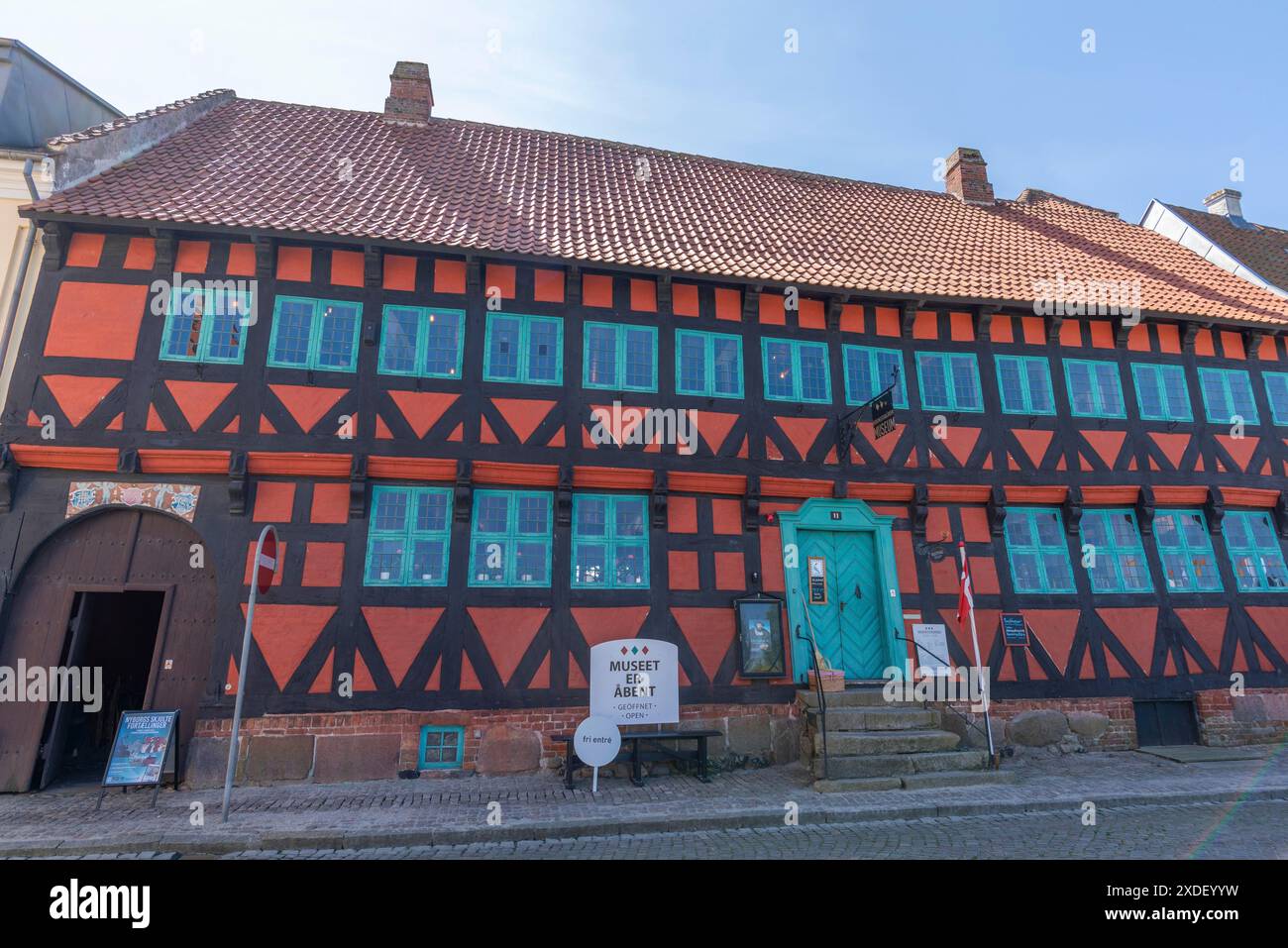 Città vecchia di Nyborg, casa restaurata in legno, facciata, dormitorio, scalini alla porta, due file di finestre, ex casa del sindaco, museo Foto Stock