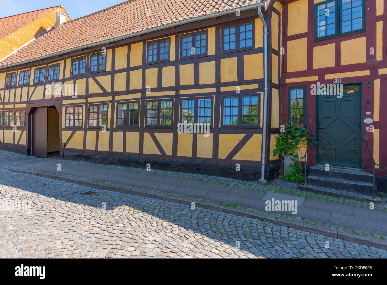 Città vecchia di Nyborg, casa restaurata in legno, facciata, dormitorio, scalini alla porta, due file di finestre, marciapiede, strada, stabilimento, Fyn, Fyn Foto Stock