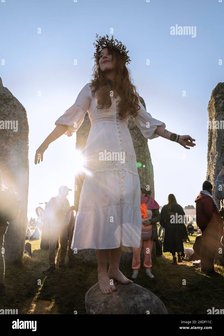 Salisbury Plain, Wiltshire, venerdì 21 giugno 2024. Svetlana Geks, solstizio partecipante, balla su una pietra sacra al sole del mattino presto a Stonehenge la mattina del solstizio d'estate. Crediti: DavidJensen / Alamy Live news Foto Stock