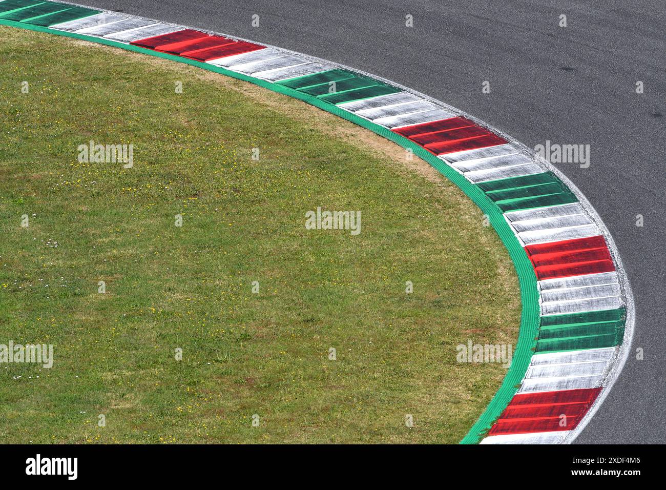 marciapiede colorato su una pista da corsa Foto Stock