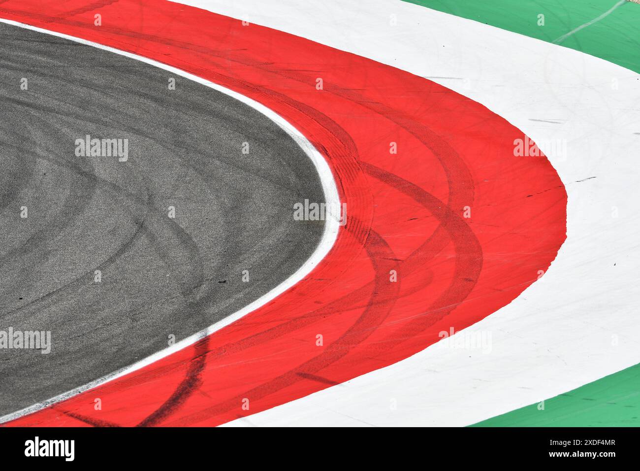 marciapiede colorato su una pista da corsa Foto Stock