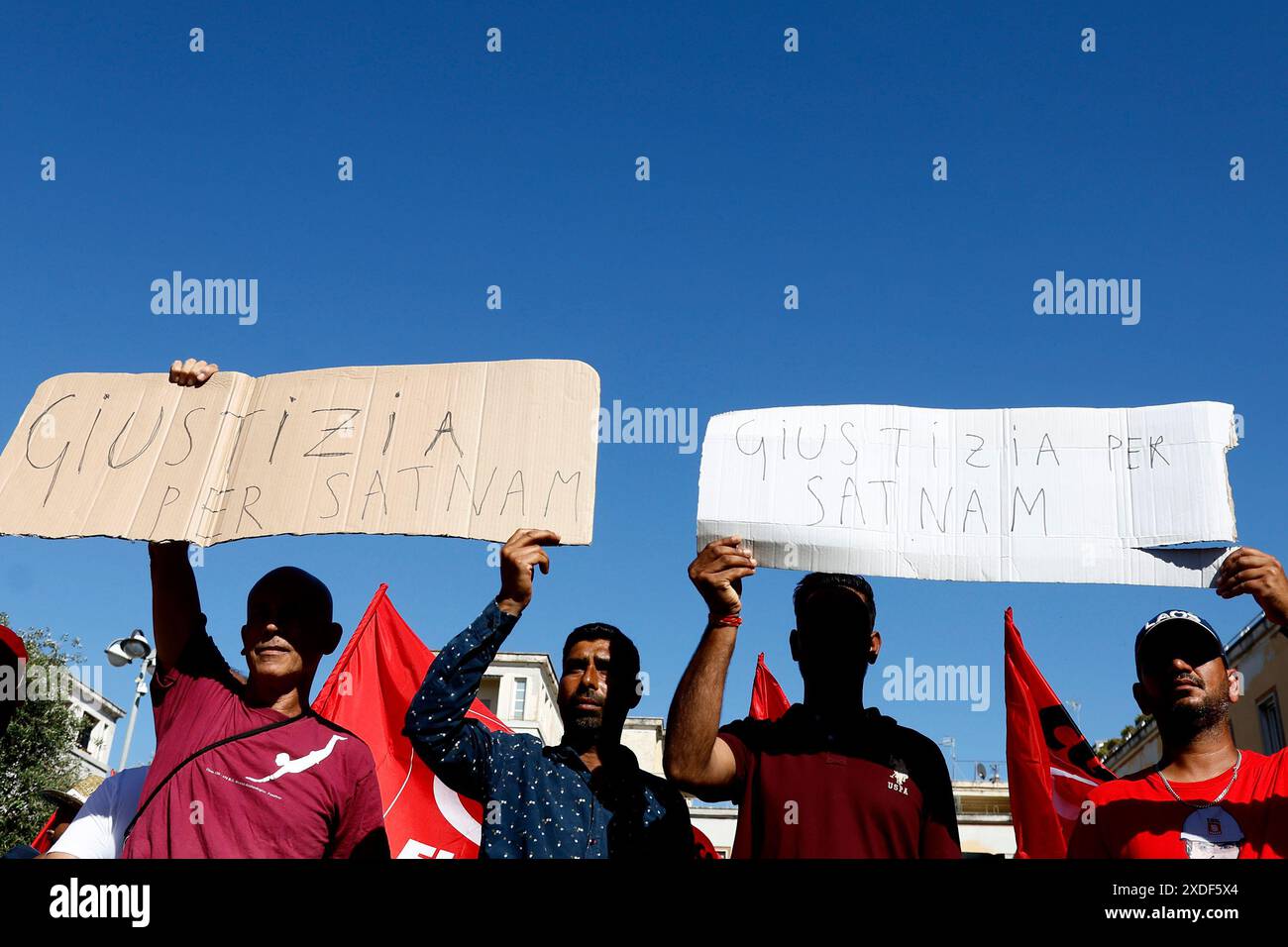 Roma, Italia. 22 giugno 2024. Latina . Manifestazione per manifestazione per Satnam Sighn il bracciante indiano abbandonato con un braccio staccato sul bordo della strada davanti la sua abitazione - Cronaca - Latina, Italia - sabato 22 giugno 2024 (foto Cecilia Fabiano/LaPresse) Latina. Dimostrazione per dimostrazione per Satnam Singh lavorato, l'operaio indiano abbandonato con un braccio staccato sulla strada di fronte a casa sua - News - Latina, Italia Ñ sabato 21 giugno 2024 (foto Cecilia Fabiano/LaPresse) crediti: LaPresse/Alamy Live News Foto Stock