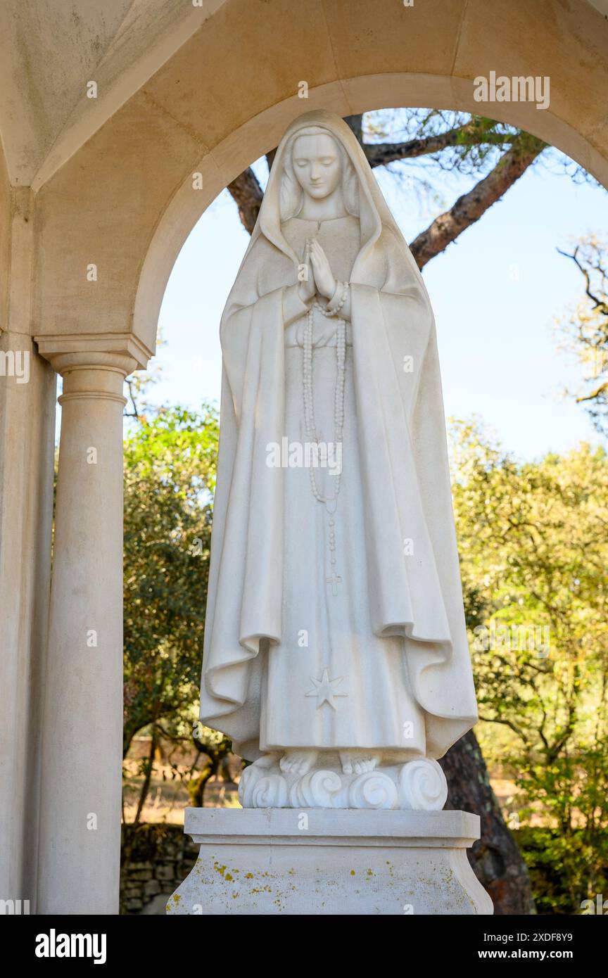 Monumento della Madonna che segna il luogo della quarta apparizione della Madonna di Fatima il 19 agosto 1917. Valinhos (periferia di Fátima), Portogallo. Foto Stock