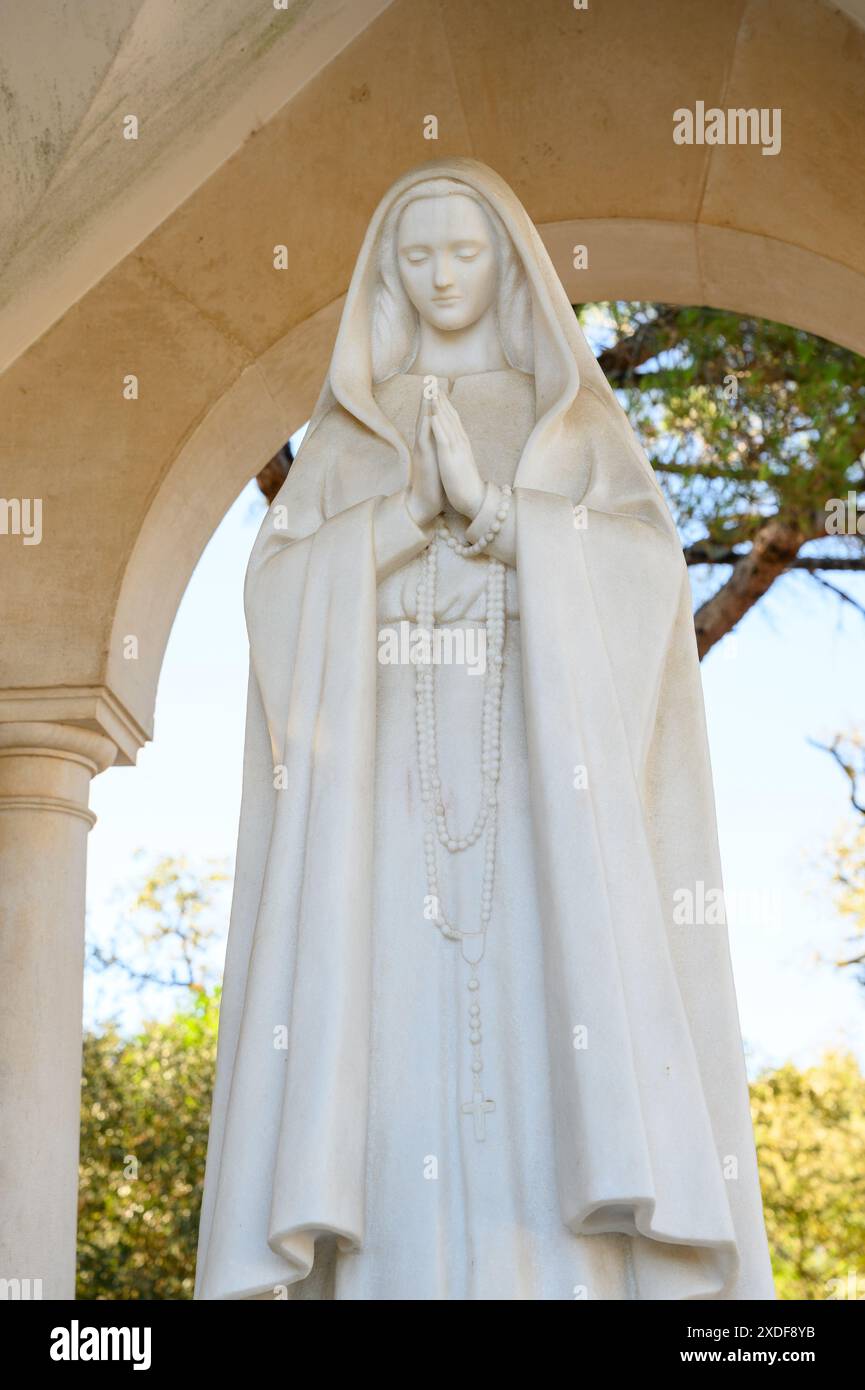 Monumento della Madonna che segna il luogo della quarta apparizione della Madonna di Fatima il 19 agosto 1917. Valinhos (periferia di Fátima), Portogallo. Foto Stock