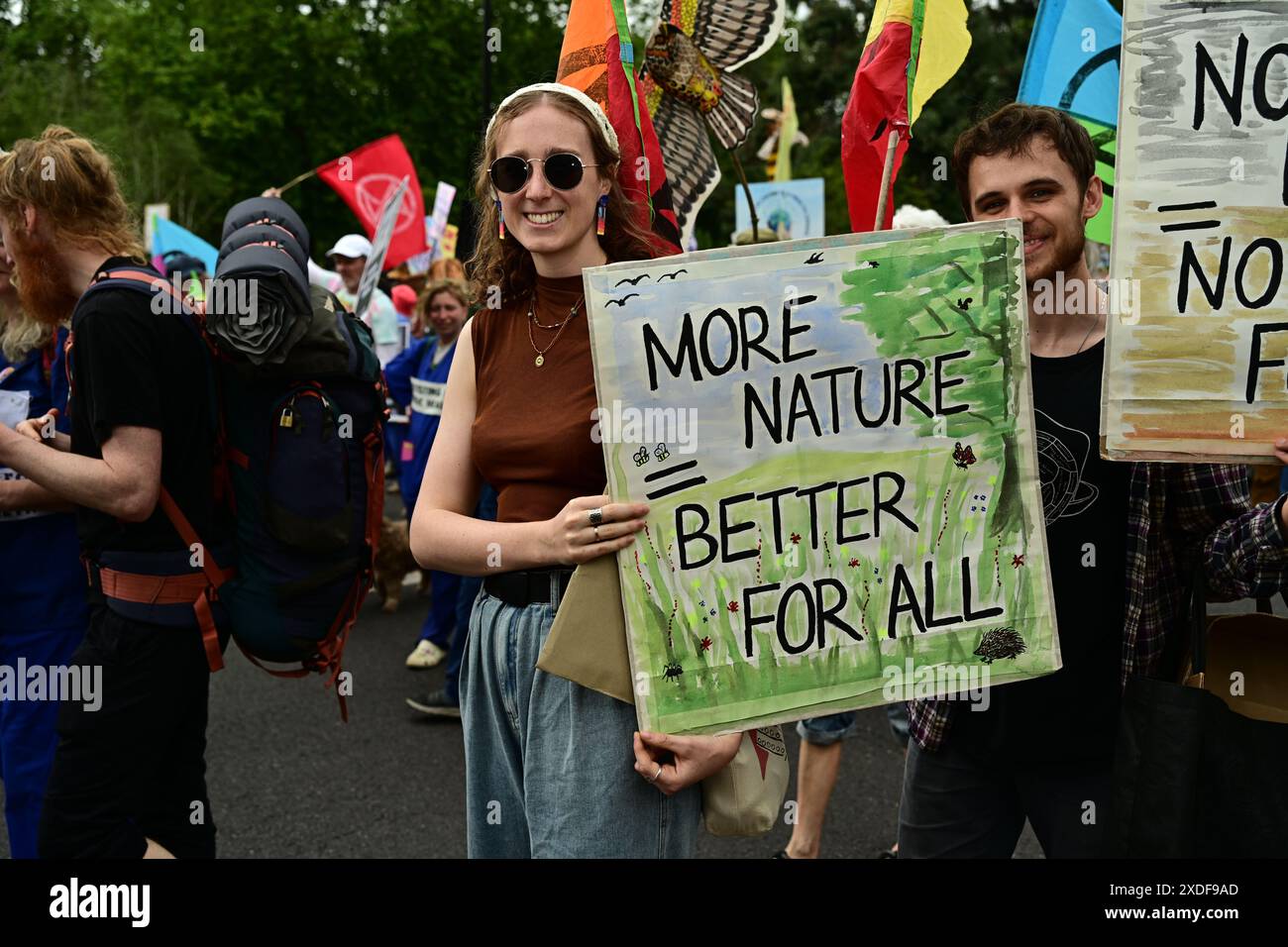 LONDRA, REGNO UNITO. 22 giugno 2024. Restaurare la natura ora: Siamo la marcia degli elettori climatici - il più grande danno alla natura è causato da guerre, invasioni, e dalla distruzione deliberata del pianeta, non dal cambiamento climatico, quindi ripristinare la natura immediatamente. A Londra, Regno Unito credito: Vedi li/Picture Capital/Alamy Live News Foto Stock