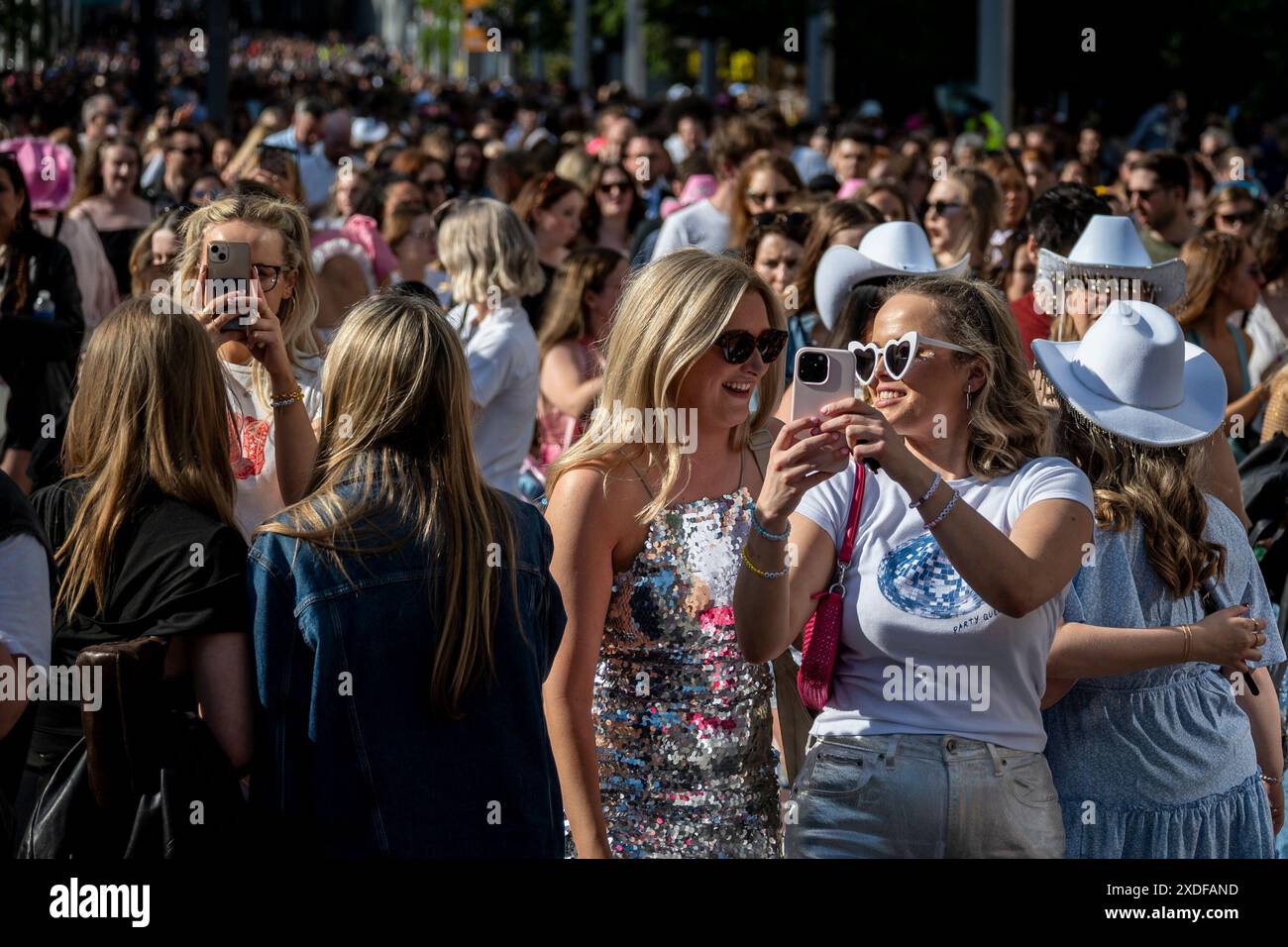 Londra, Regno Unito. 22 giugno 2024. Taylor Swift Fans ('Swifties') fuori dallo stadio di Wembley per il secondo dei concerti di giugno dell'era di Taylor Swift. Taylor Swift si esibirà al Wembley Stadium per tre notti, a partire dal 21 giugno, e poi cinque notti ad agosto. Crediti: Stephen Chung / Alamy Live News Foto Stock