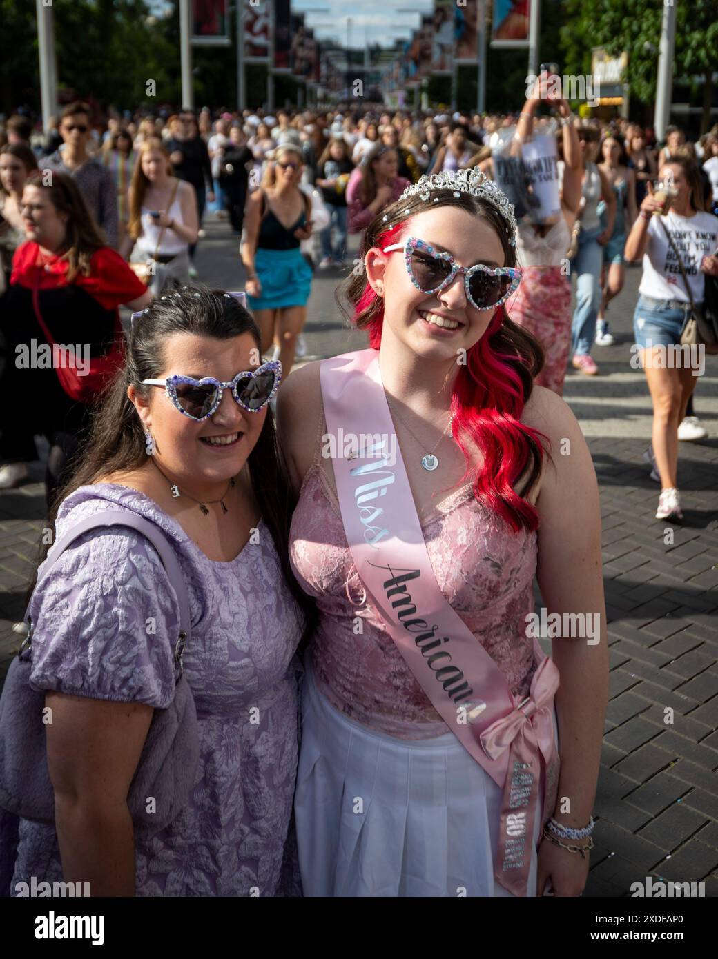 Londra, Regno Unito. 22 giugno 2024. A Taylor Swift Fans ('Swifties') come Miss americana fuori Wembley Stadium per il secondo dei concerti di Taylor Swift's Eras Tour June. Taylor Swift si esibirà al Wembley Stadium per tre notti, a partire dal 21 giugno, e poi cinque notti ad agosto. Crediti: Stephen Chung / Alamy Live News Foto Stock