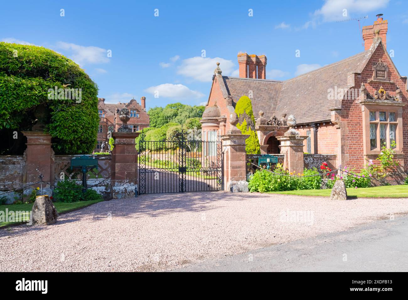 Vista di una maestosa casa inglese con Lodge, attraente residenza inglese con orientamento paesaggistico Foto Stock