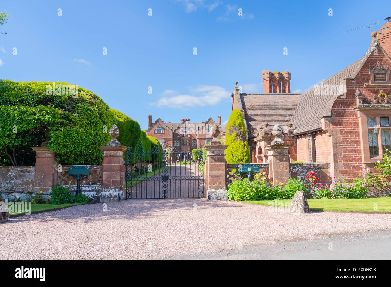 Vista di una maestosa casa inglese con Lodge, attraente residenza inglese con orientamento paesaggistico Foto Stock