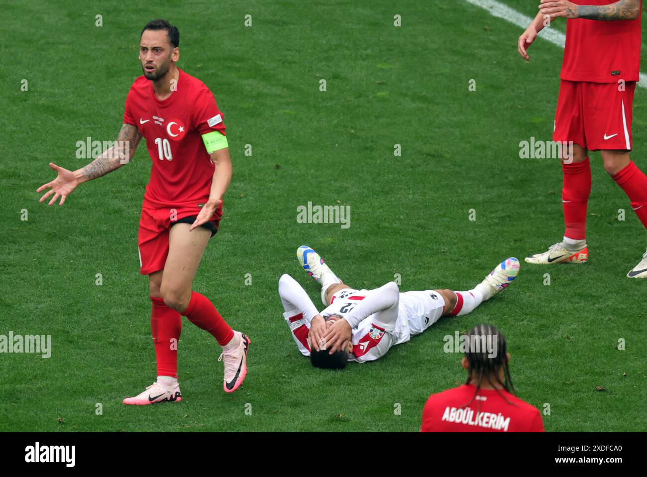 Hakan Calhanoglu di Turkiye , Georges Mikautadze della Georgia UEFA EURO 2024 fase a gironi tra Turkiye e Georgia al Dortmund Football Arena il 18 giugno 2024 a Dortmund, Germania. Vorrundenspiel TŸrkei vs Georgien Copyright by : sampics Photographie Bierbaumstrasse 6 81243 MŸnchen TEL.: ++49/89/82908620 , FAX : ++49/89/82908621 , e-mail : sampics@t-online.de Bankverbindung : Hypovereinsbank MŸnchen Konto : 1640175229 , BLZ 70020270 IBAN : DE78700202701640175229 BIC : HYVEDEMMXXX Weitere motive Motive Aldiedermotive / www.augenklick.de© Foto Stock