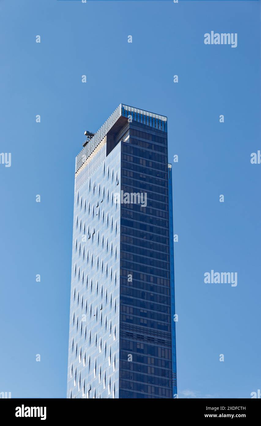 One Manhattan Square è un condominio residenziale di 80 piani soprannominato "grattugia del formaggio" per la serie di proiezioni sulla sua facciata in vetro. Vista da Chinatown. Foto Stock