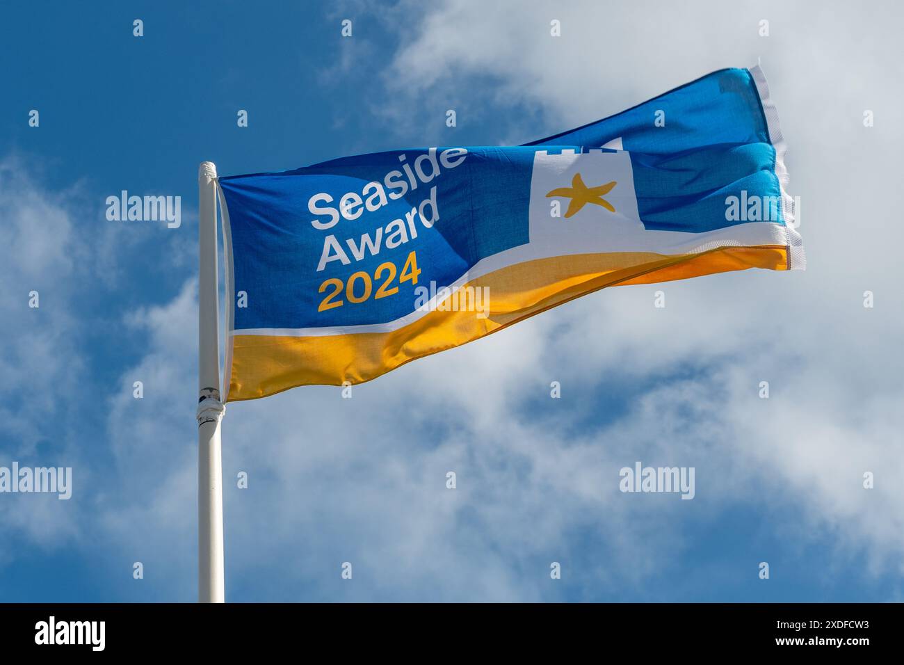 Seaside Award 2024 bandiera che sventola sulla spiaggia di Robin Hood's Bay nel North Yorkshire, Inghilterra, Regno Unito Foto Stock Seaside Award 2024 bandiera che sventola sulla spiaggia di Robin Hood's Bay nel North Yorkshire, Inghilterra, Regno Unito Foto Stock
