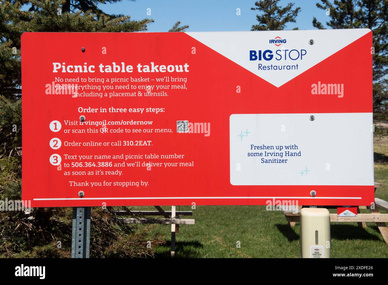 Cartello da asporto con tavolo da picnic presso il ristorante Irving Oil Big Stop di Aulac, New Brunswick, Canada Foto Stock