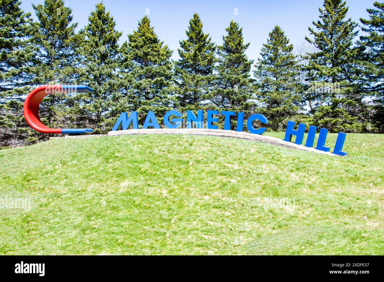 Cartello di Magnetic Hill su una collina nel parco di Moncton, New Brunswick, Canada Foto Stock