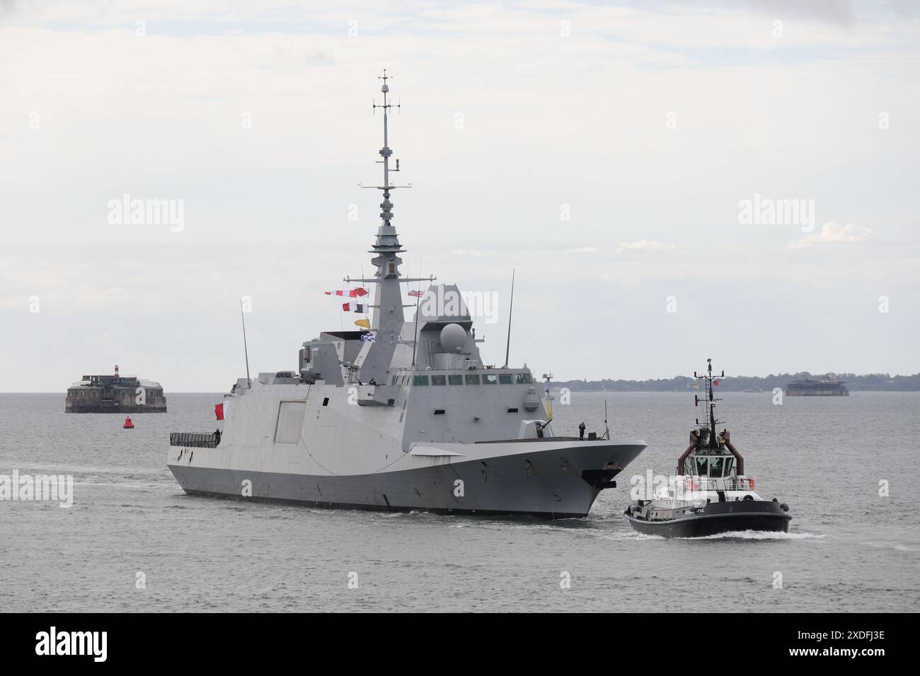 La fregata navale francese FS AQUITAINE (D650) si avvicina alla base navale Foto Stock