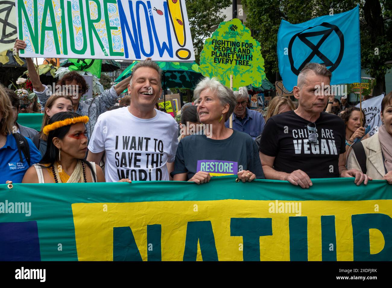 Le celebrità Chris Packham, Emma Thomson e Dave Vince davanti al The Restore Nature ora marciano per la protezione ambientale. Le organizzazioni presenti includevano RSPB, WWF, National Trust, Extinction Rebellion e altri. Foto Stock