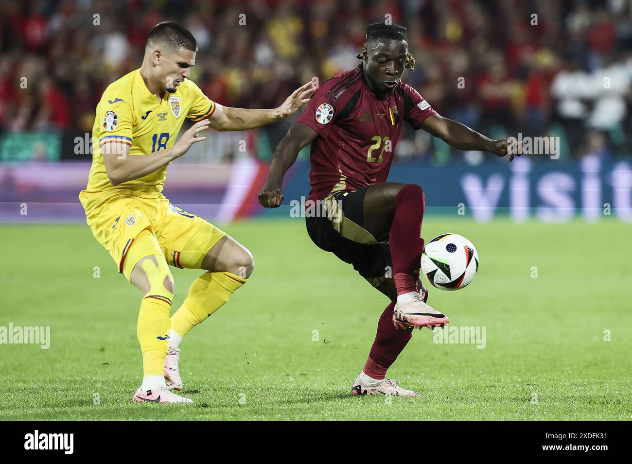 Colonia, Germania. 22 giugno 2024. Razvan Marin rumeno e Jeremy Doku belga lottano per la palla durante una partita di calcio tra la nazionale belga dei Red Devils e la Romania, sabato 22 giugno 2024 a Colonia, Germania, seconda partita nella fase a gironi dei campionati europei UEFA Euro 2024. BELGA PHOTO BRUNO FAHY credito: Belga News Agency/Alamy Live News Foto Stock