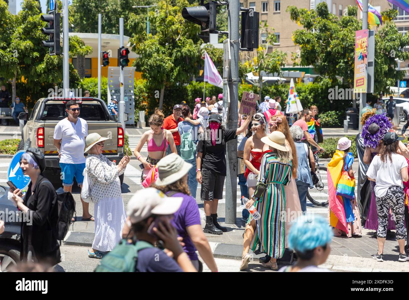 Haifa, Israele 21 giugno 2024, orgoglio. Una ragazza tra la folla ha un cartello che dice "Stop punkwashing War! Foto Stock