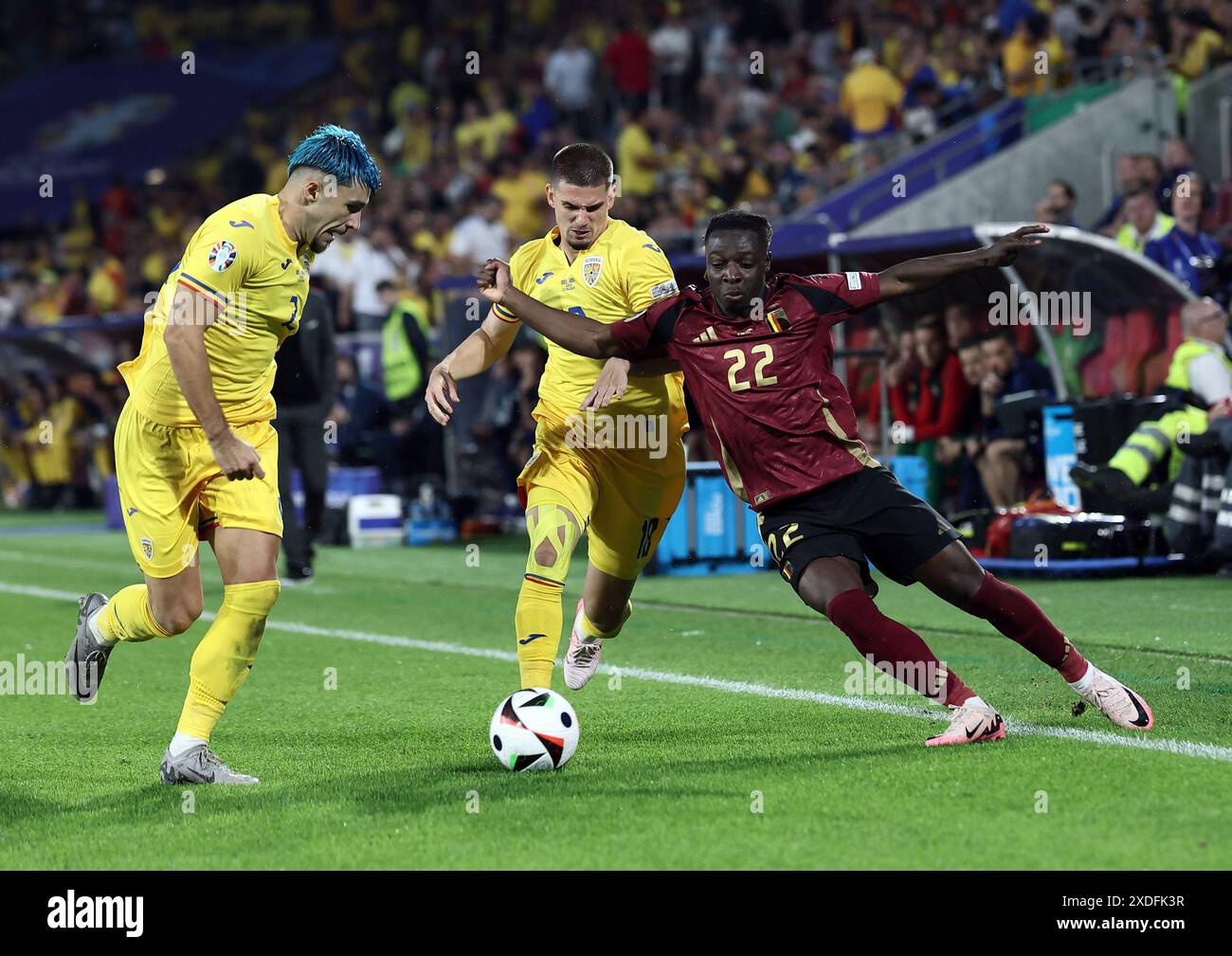 Colonia, Germania. 22 giugno 2024. Andrei Ratiu rumeno, Razvan Marin rumeno e Jeremy Doku belga in azione durante una partita di calcio tra la nazionale belga dei Red Devils e la Romania, sabato 22 giugno 2024 a Colonia, Germania, seconda partita nella fase a gironi dei campionati europei UEFA Euro 2024. BELGA PHOTO BRUNO FAHY credito: Belga News Agency/Alamy Live News Foto Stock