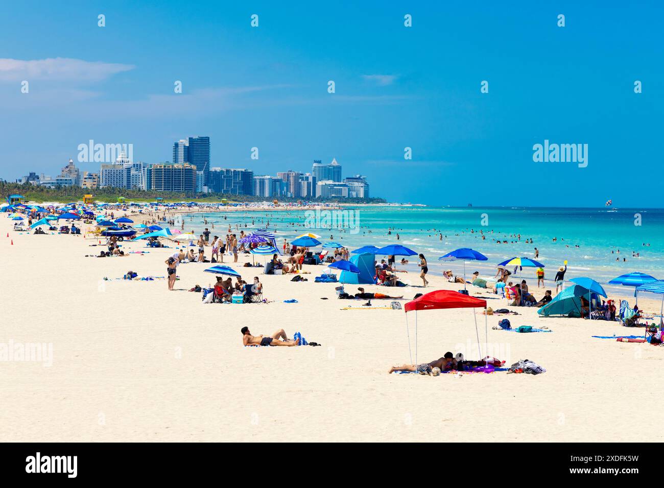 Persone che prendono il sole in una giornata calda a Playa Miami Beach, South Beach, Miami Beach, Florida, Stati Uniti Foto Stock