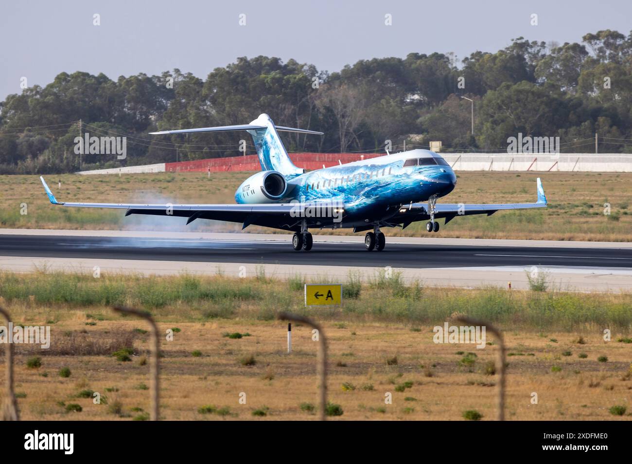 Tudor Investment Corp Bombardier Global Express XRS (BD-700) (REG: N117TP) in una livrea molto interessante. Atterrato e decollato di nuovo in meno di 1 ora. Foto Stock