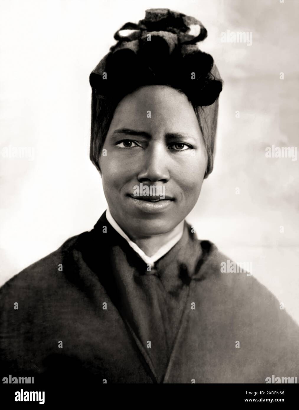 1910 c.c., ITALIA: Santa GIUSEPPINA BAKHITA (Josephine, 1869 - 1947 ). Era una religiosa sudanese naturalizzata italiana , appartenente alla Congregazione delle Figlie della Carità , fu proclamata Santa il 1° ottobre 2000 da Papa Giovanni Paolo II e la prima donna nera a ricevere tale onore in epoca moderna . Fotografo sconosciuto . - STORIA - FOTO STORICHE - SANTA - SANTO - RELIGIONE CATTOLICA - ritratto - ritratto - afro-italiana - SUDAN - DARFUR - Figlie della Carità - suore - monache Canossiane - ORDINE CANOSSIANO - RELIGIOSA --- Archivio GBB Foto Stock