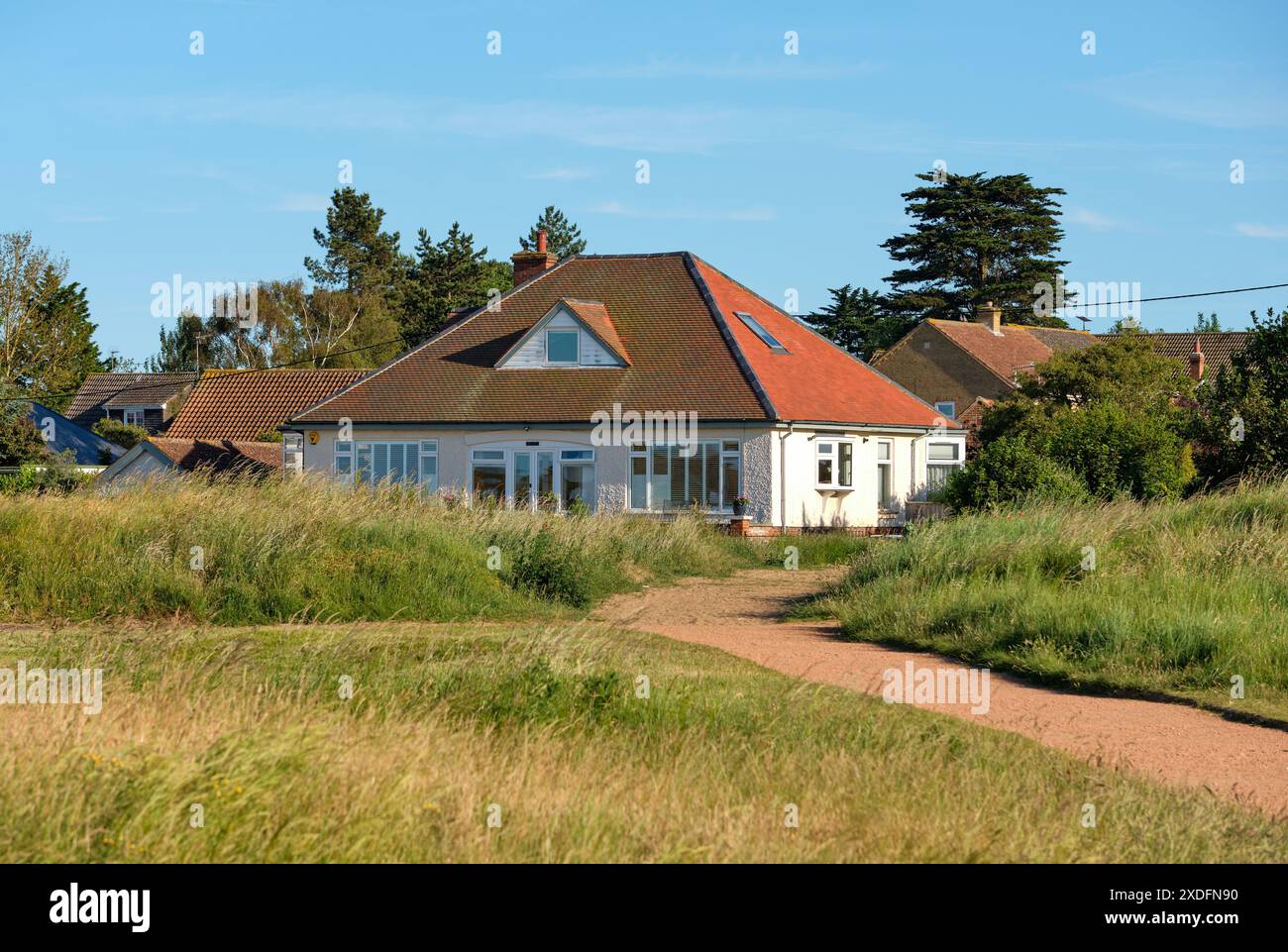 Bungalow con tetto in piastrelle rosse in campagna Foto Stock