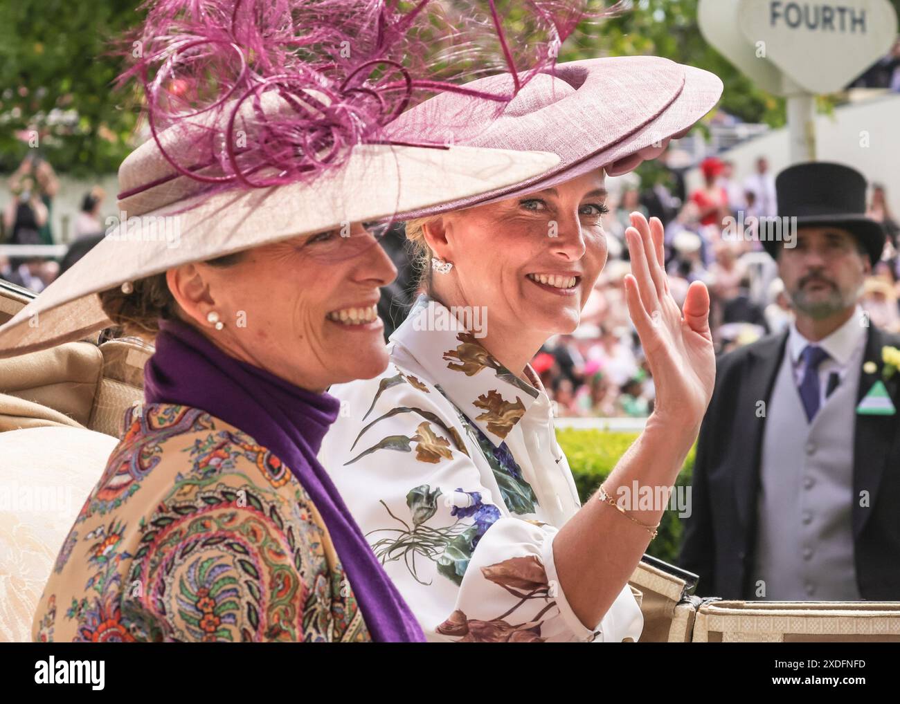 Sofia, Duchessa di Edimburgo e Zahra Aga Khan nella carrozza landau, Royal Procession, Royal Ascot, Inghilterra, Regno Unito Foto Stock