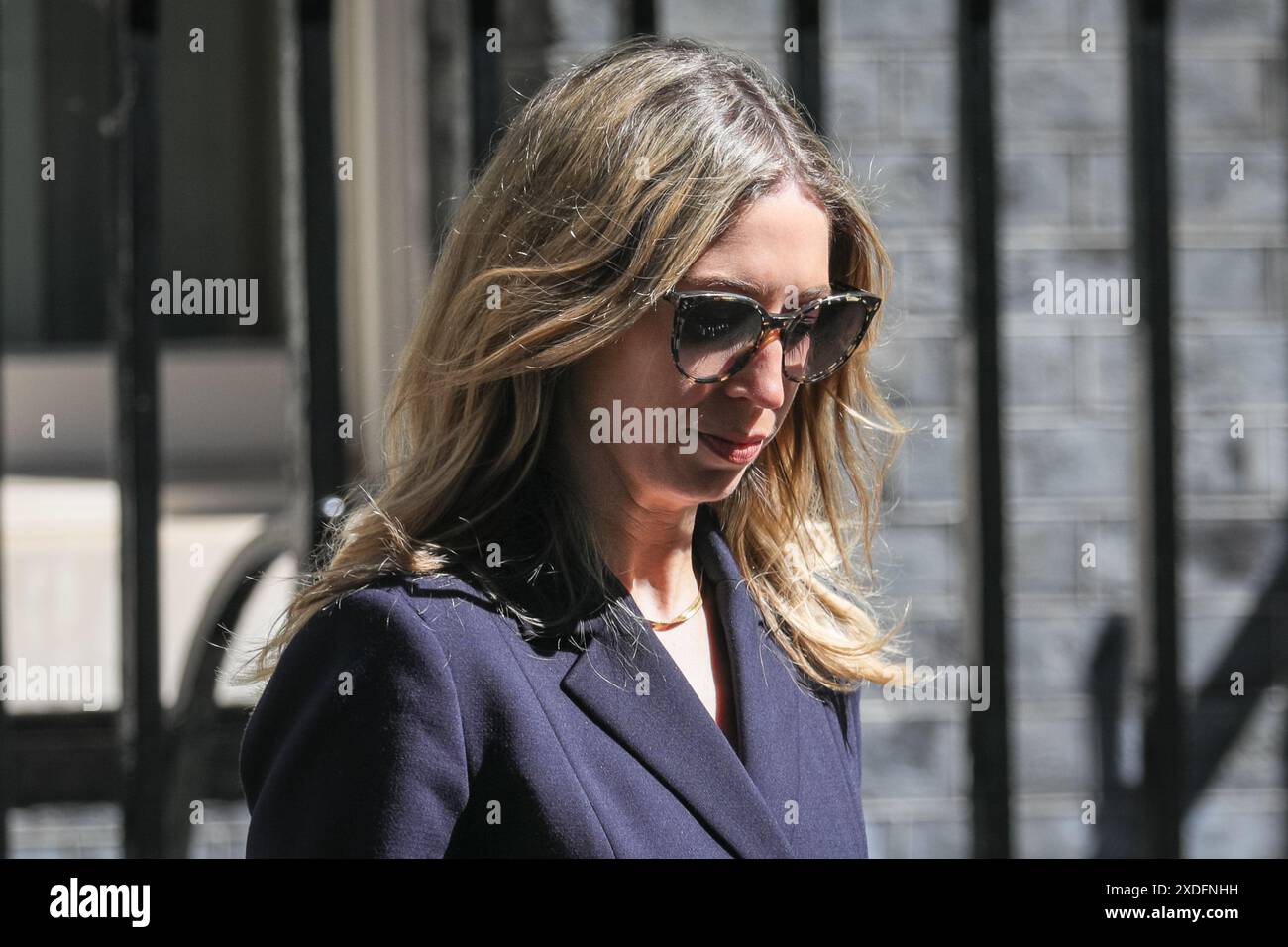 Laura Trott, deputato del MBE, Segretario Capo del Tesoro, deputato del Partito Conservatore, guardando in basso, occhiali da sole Foto Stock