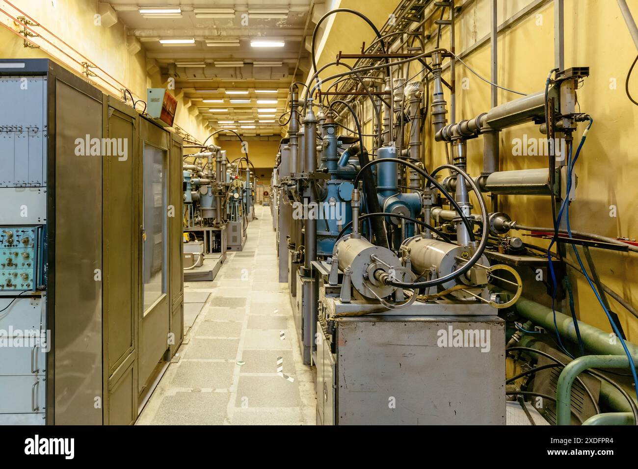Apparecchiature ausiliarie in laboratorio di fisica con acceleratore di particelle. Foto Stock