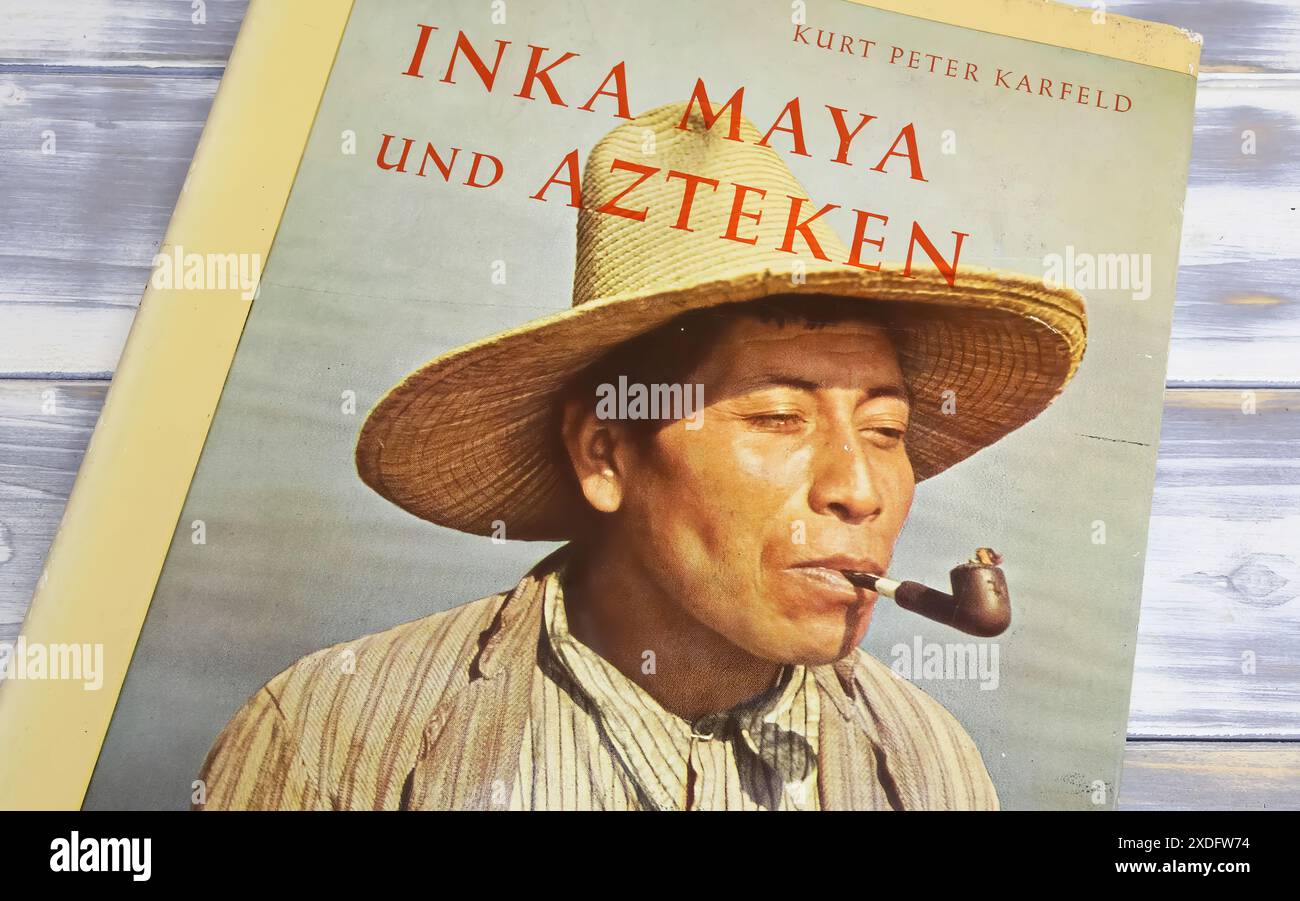 Viersen, Germania - 9 maggio. 2024: Copertina di un antico libro tedesco sulla storia delle culture indigene dell'america centrale e meridionale di Kurt Peter Karfeld Foto Stock