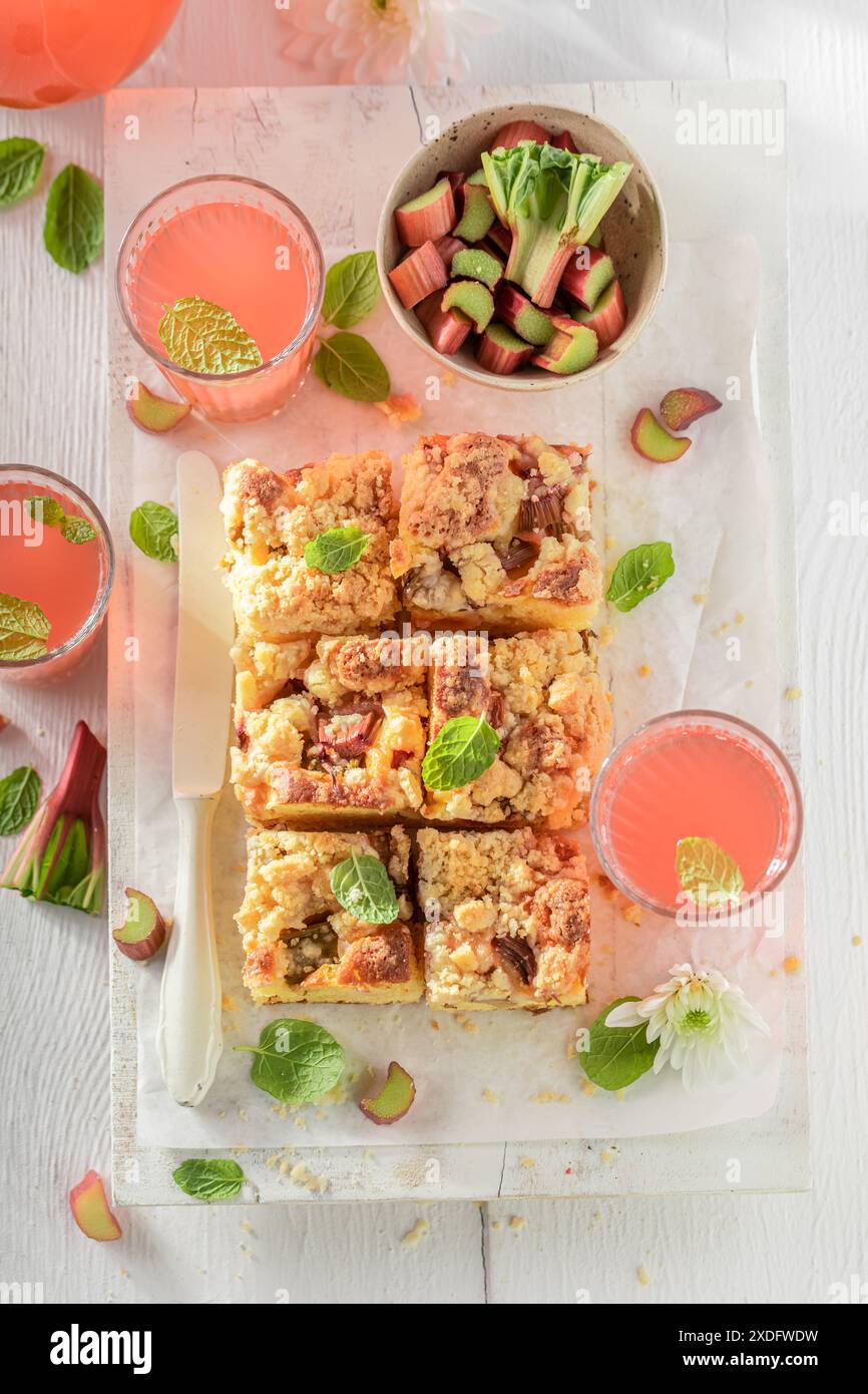 Torta fresca e gustosa al rabarbaro con lievito di frutta locale. Torta al burro con crumble e rabarbaro. Foto Stock