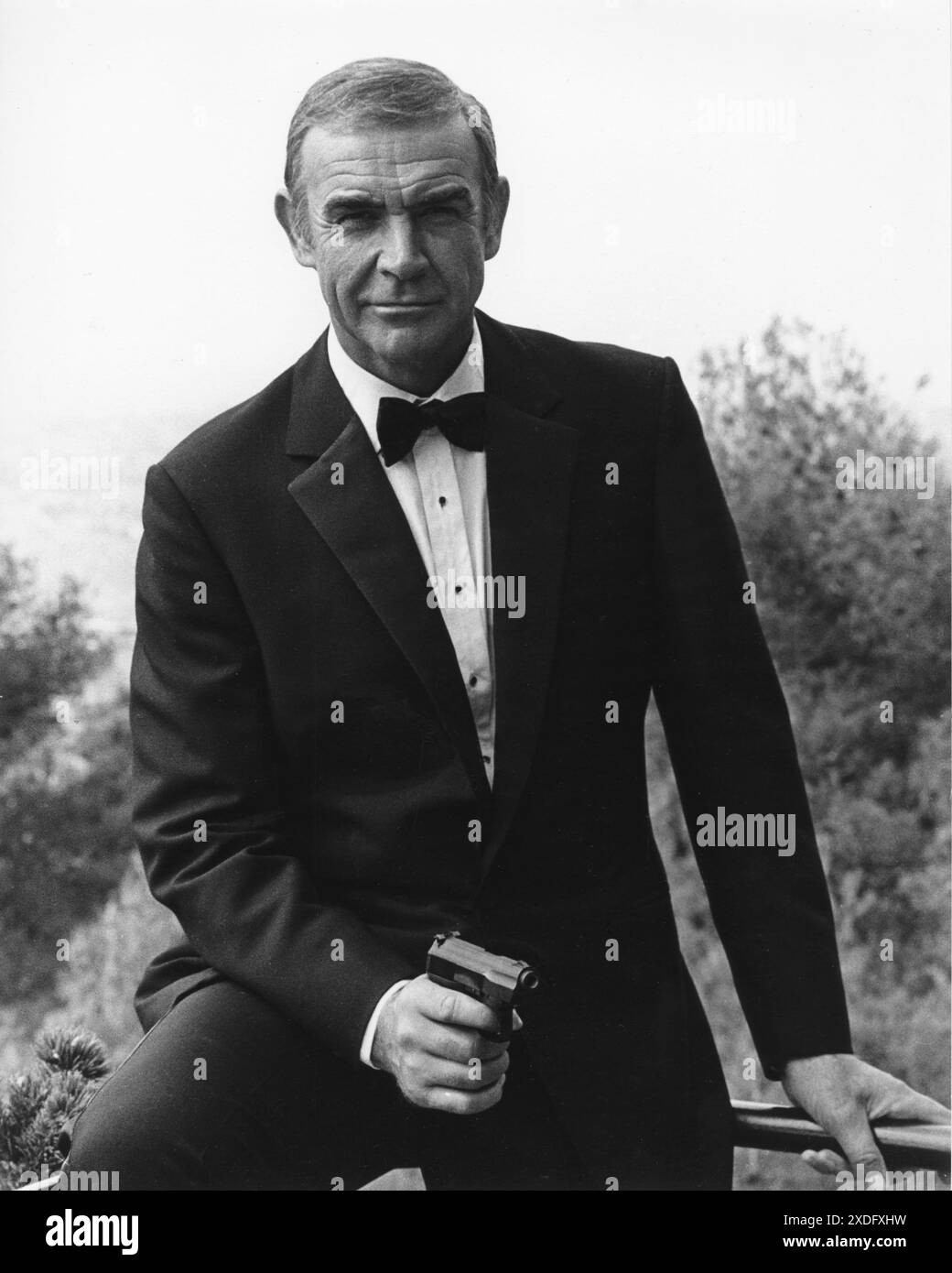 Publicity Portrait of SEAN CONNERY nel ruolo di James Bond in NEVER SAY NEVER AGAIN 1983 regista IRVIN KERSHNER produttore esecutivo KEVIN McCLORY UK/ USA / WEST GERMANY Talia Film II Productions / Woodcote / Producers Sales Organisation (PSO) / Warner Bros Foto Stock