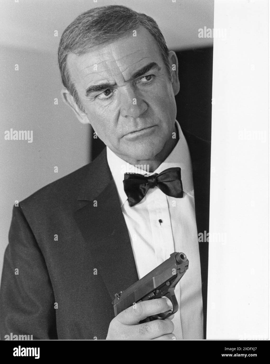 Publicity Portrait of SEAN CONNERY nel ruolo di James Bond in NEVER SAY NEVER AGAIN 1983 regista IRVIN KERSHNER produttore esecutivo KEVIN McCLORY UK/ USA / WEST GERMANY Talia Film II Productions / Woodcote / Producers Sales Organisation (PSO) / Warner Bros Foto Stock