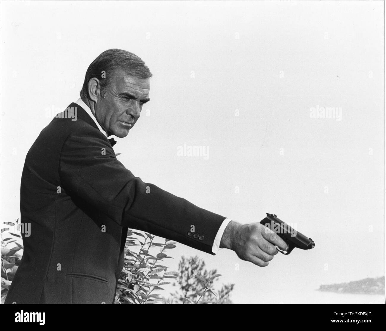 Publicity Portrait of SEAN CONNERY nel ruolo di James Bond in NEVER SAY NEVER AGAIN 1983 regista IRVIN KERSHNER produttore esecutivo KEVIN McCLORY UK/ USA / WEST GERMANY Talia Film II Productions / Woodcote / Producers Sales Organisation (PSO) / Warner Bros Foto Stock