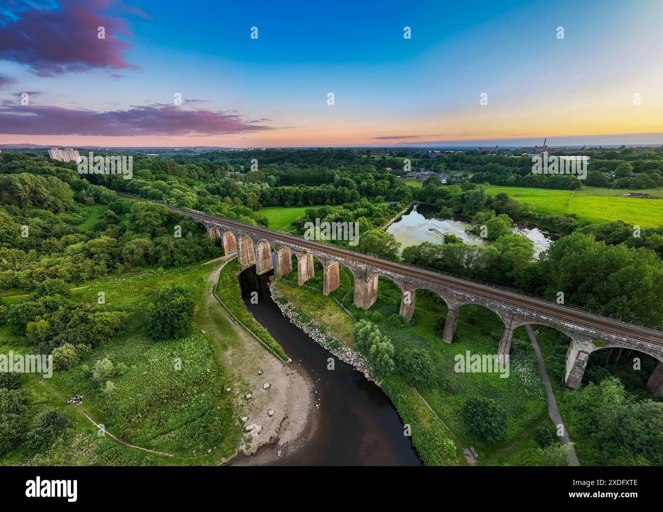 Viadotto nel parco di campagna della valle rossastra. Foto Stock