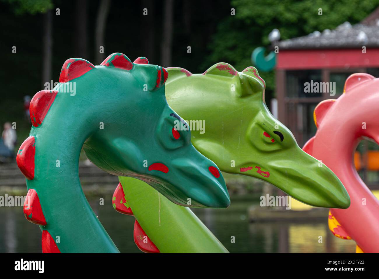 Teste dei pedalò a tema drago sul lago di Peasholm Park, Scarborough, Yorkshire Foto Stock