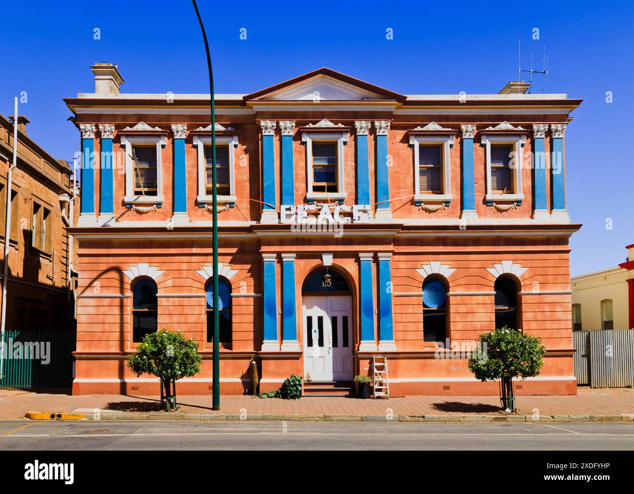 Edificio storico del palazzo del club locale nella città di Peterborough, nell'Australia meridionale. Foto Stock