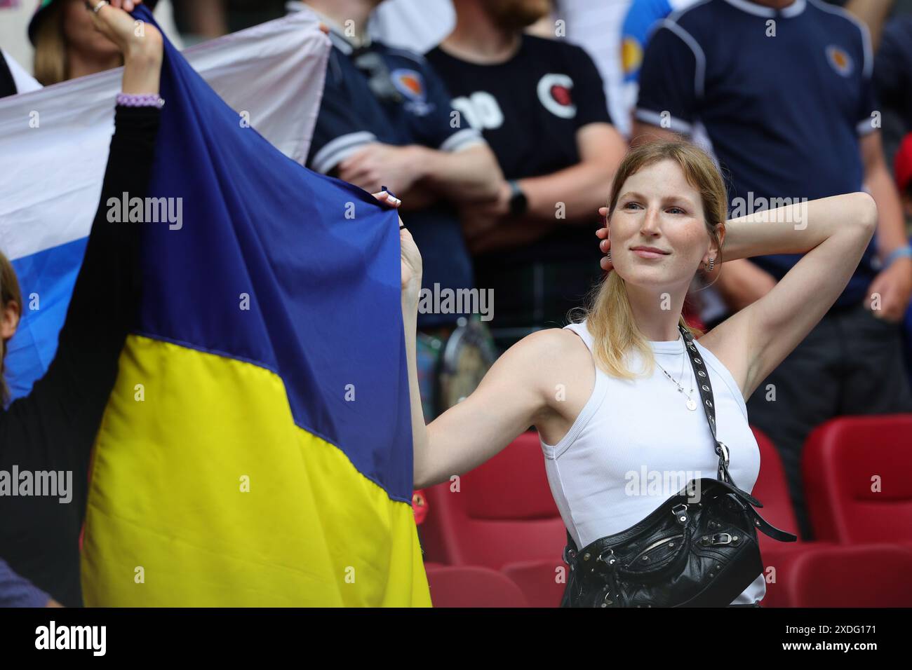 Tifoso dell'Ucraina prima della partita di calcio a gironi Euro 2024 della fase e tra Slovacchia e Ucraina al Dusseldorf Arena Stadium di Dusseldorf (Germania), 21 giugno 2024. Foto Stock