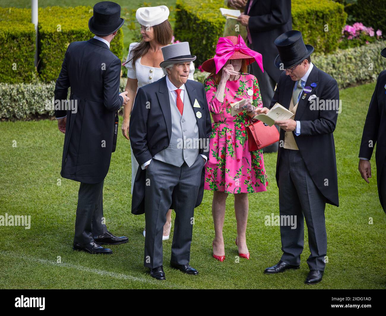 Ascot, Regno Unito. 22 giugno 2024. Henry Winkler attore americano, comico, autore, produttore e regista probabilmente meglio conosciuto per aver interpretato il Fonze nella sitcom americana Happy Days negli anni '70 e '80 era oggi al Royal Ascot per presentare un trofeo. Prima di farlo fu presentato alla Regina e i due chiacchierarono per un po' di tempo ridendo e scherzando. Il signor Winkler era accompagnato dalla moglie Stacey Weitzman sono sposati da 46 anni crediti: David Betteridge/Alamy Live News Foto Stock