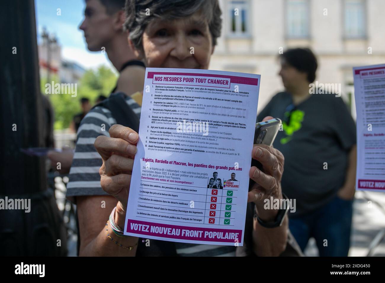 Madrid, Spagna. 22 giugno 2024. Un manifestante tiene una forma durante una manifestazione. Il nuovo fronte Popolare francese ha organizzato una manifestazione a Madrid contro l'ascesa dell'estrema destra, alla quale ha partecipato il candidato alla quinta circoscrizione estera, Maxime da Silva, e alla quale sono stati convocati rappresentanti dei partiti politici della sinistra spagnola. IU e Podemos. Credito: SOPA Images Limited/Alamy Live News Foto Stock