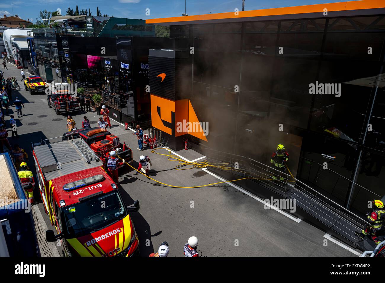 Montmelo, Spagna, 22 giugno 2024, fuoco in McLaren Motorhome al Gran Premio di Spagna. Qualifica, round 10 del campionato di Formula 1 2024. Crediti: Michael Potts/Alamy Live News Foto Stock