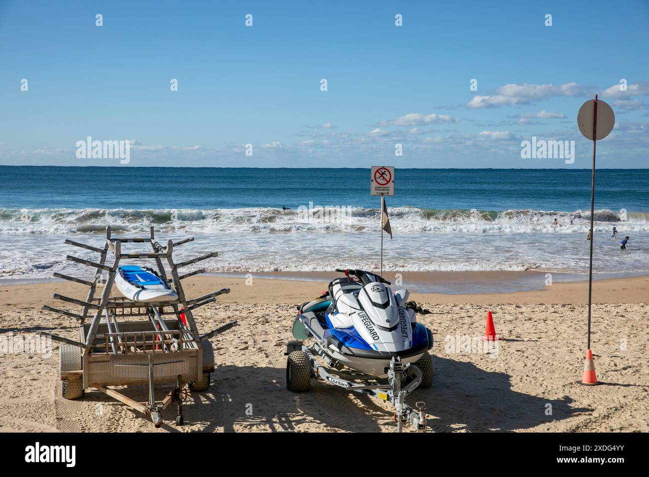 Manly Beach a Sydney, Australia, equipaggiamento di salvataggio surf sulla spiaggia, tra cui jetski e roulotte, Sydney, NSW, Australia Foto Stock