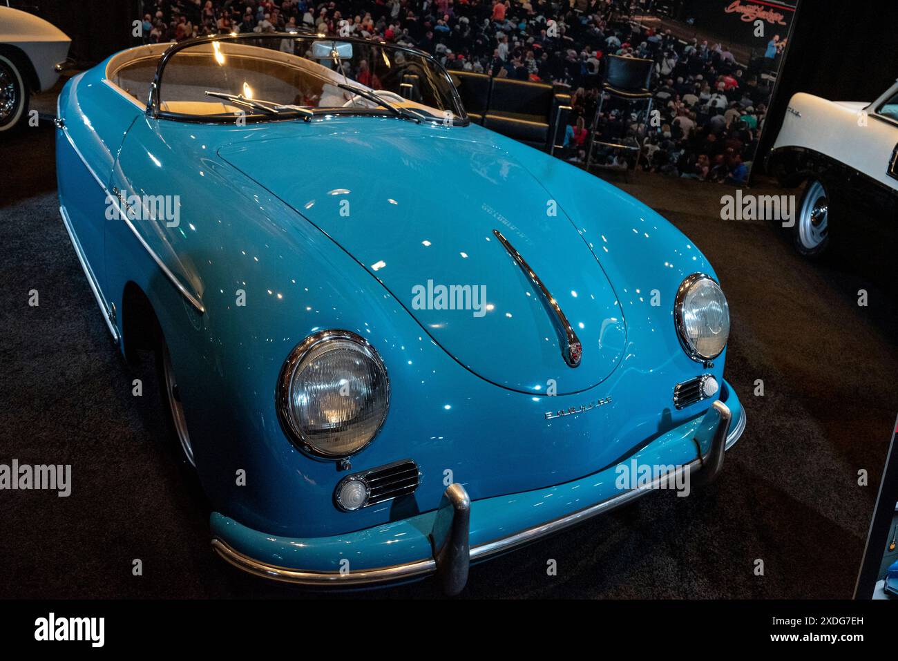 La Porsche 356 SC del 1964 incarna eleganza senza tempo ed eccellenza ingegneristica, con una configurazione posteriore del motore e un propulsore a quattro cilindri piatti da 1,6 litri Foto Stock