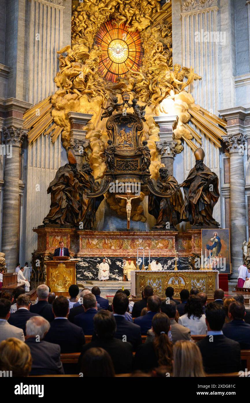 Il Cardinale Christoph Schönborn celebra la Santa messa sull'altare della Cattedra di San Pietro nella Basilica di San Pietro in Vaticano. Foto Stock