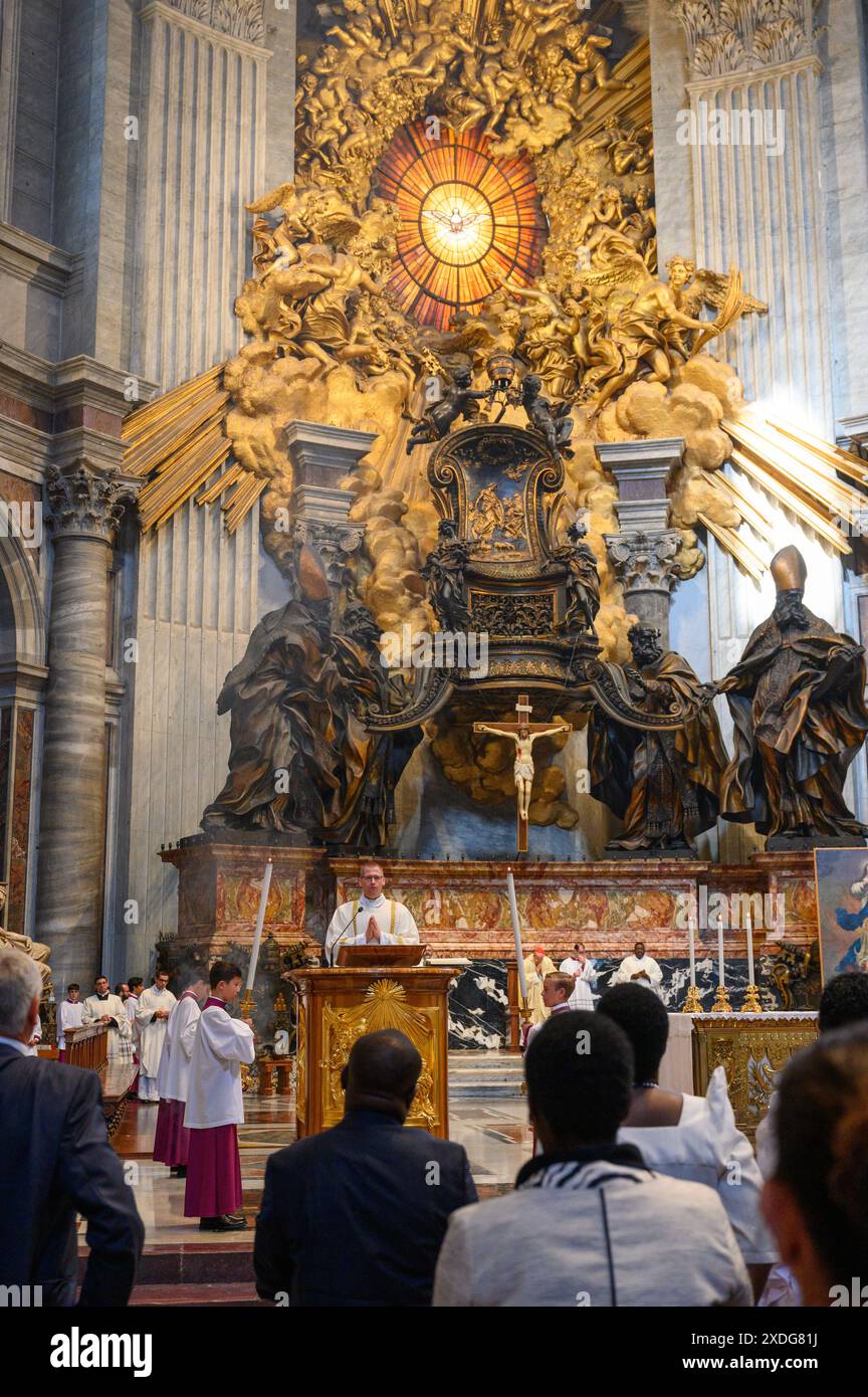 Il Cardinale Christoph Schönborn celebra la Santa messa sull'altare della Cattedra di San Pietro nella Basilica di San Pietro in Vaticano. Foto Stock