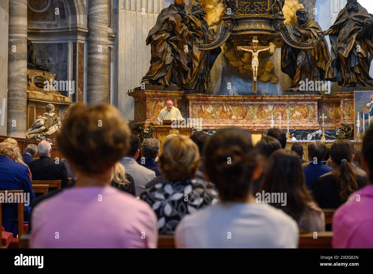 Il Cardinale Christoph Schönborn celebra la Santa messa sull'altare della Cattedra di San Pietro nella Basilica di San Pietro in Vaticano. Foto Stock