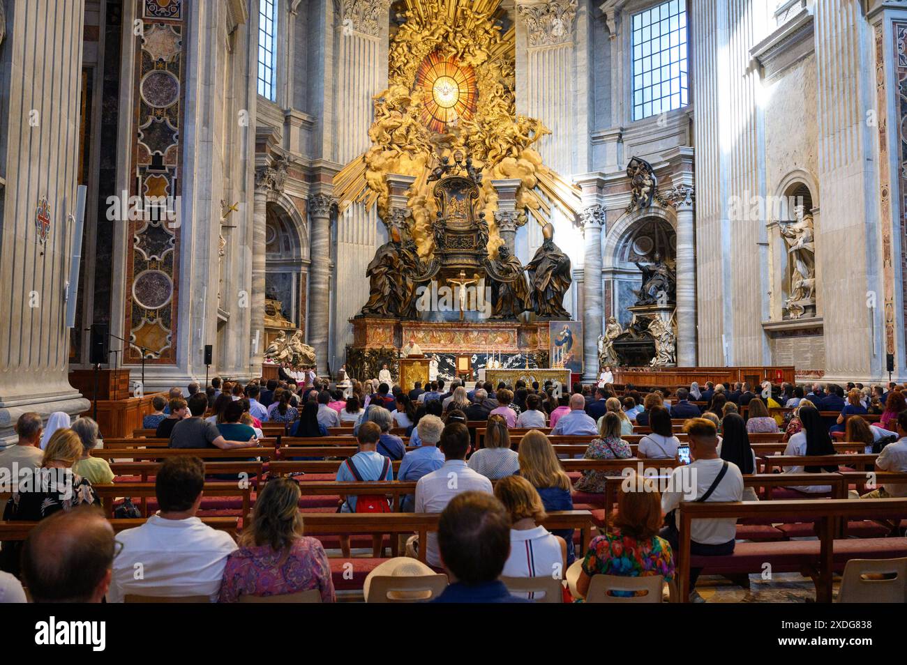 Il Cardinale Christoph Schönborn celebra la Santa messa sull'altare della Cattedra di San Pietro nella Basilica di San Pietro in Vaticano. Foto Stock