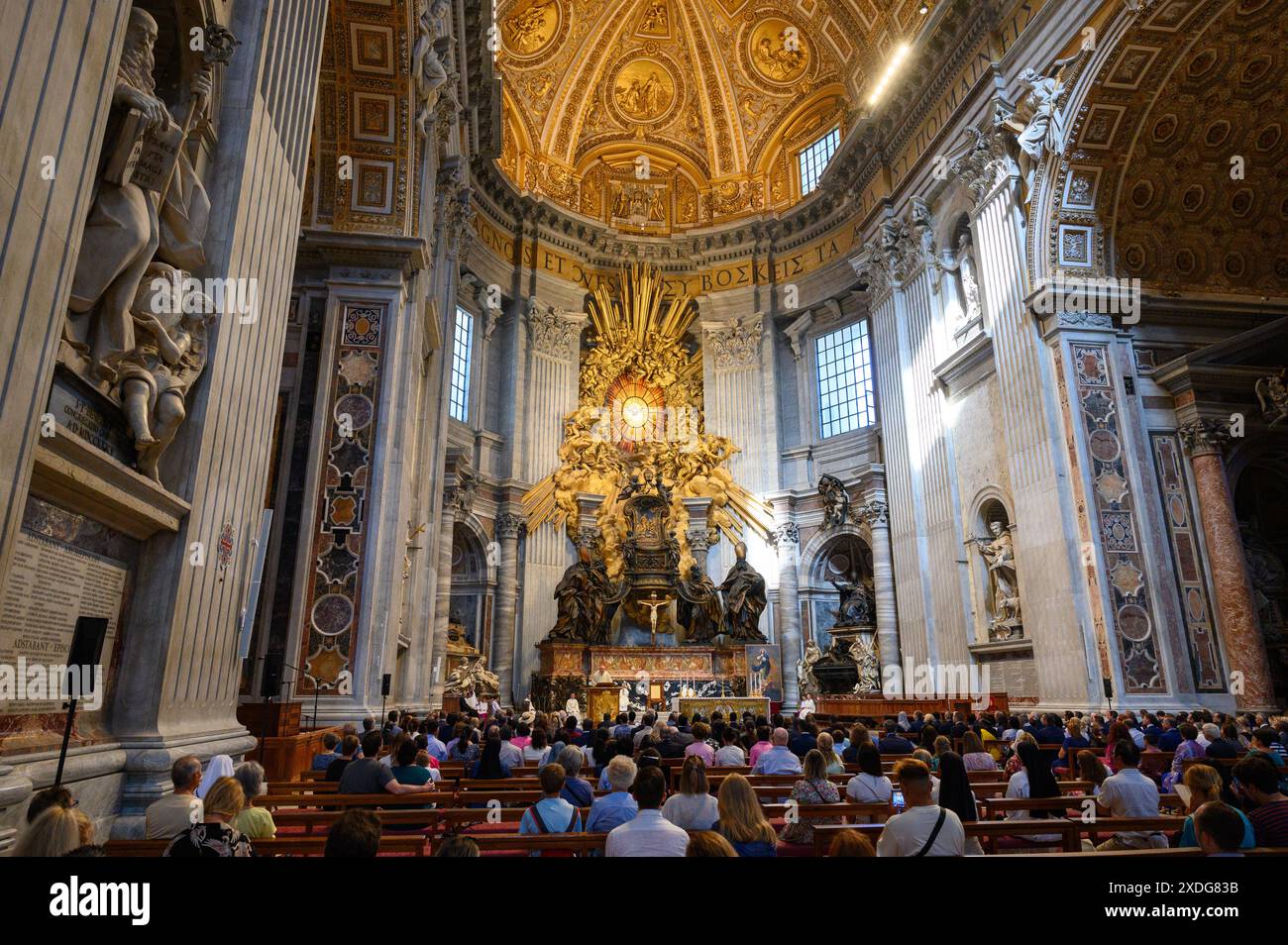 Il Cardinale Christoph Schönborn celebra la Santa messa sull'altare della Cattedra di San Pietro nella Basilica di San Pietro in Vaticano. Foto Stock